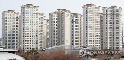 이르면 내년부터 3주택 이상 고가주택 보유자의 세금 부담이 기존보다 70% 이상 늘어날 전망이다. 사진은 반포자이 전경.<연합뉴스>